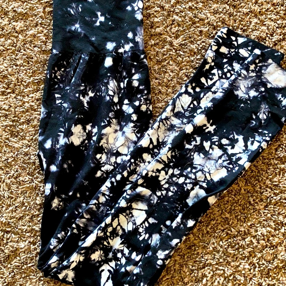 NWOT Xhilaration tie dye leggings/tights